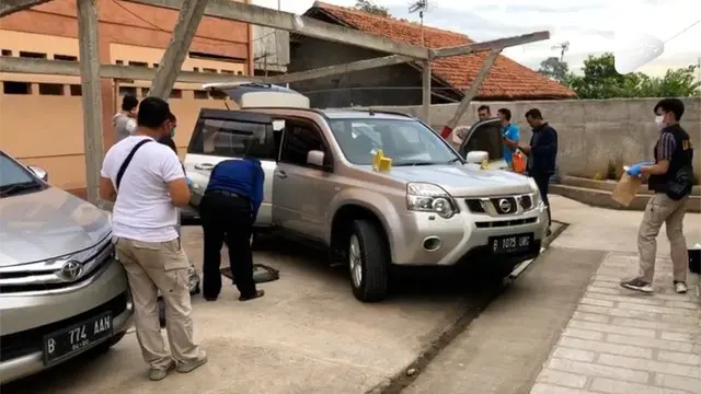 Tim gabungan Polda Metro Jaya dan Polresta Bekasi menemukan mobil korban pembunuhan satu keluarga di Cikarang Jawa Barat