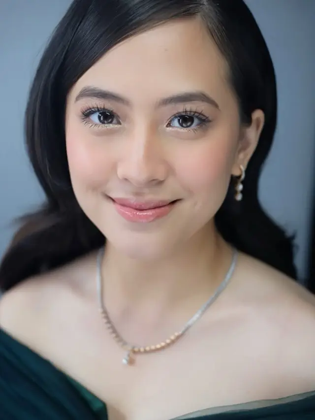 Pesona Adhisty Zara Tampil Flawless dengan Makeup Natural Bernuansa Peach di SCTV Awards 2025