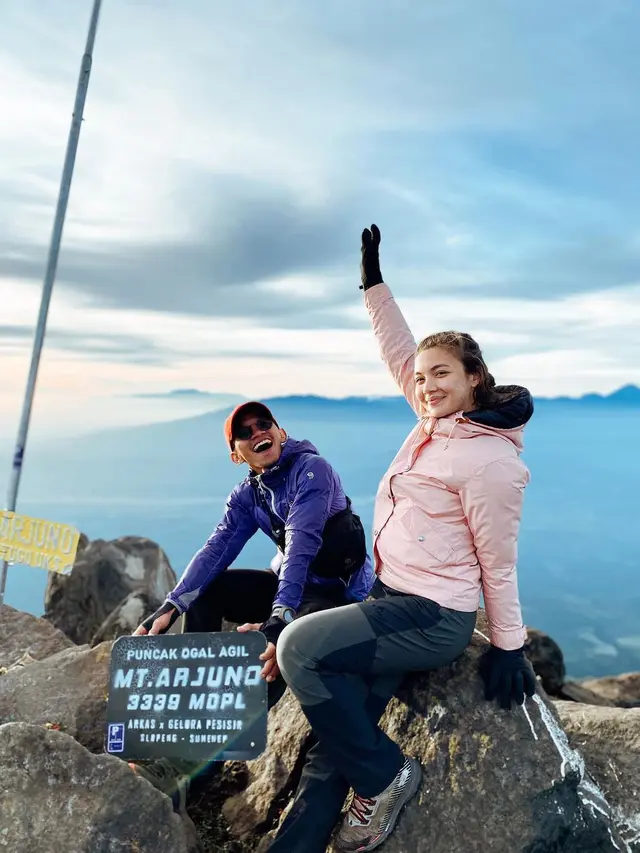 6 Potret Angela Gilsha Mendaki ke Puncak Gunung Arjuno, Bangga Banget