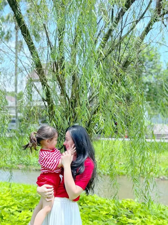 Asmirandah dan Chloe Emmanuelle Van Wattimena. (Foto: Dok. Instagram @asmirandah89)