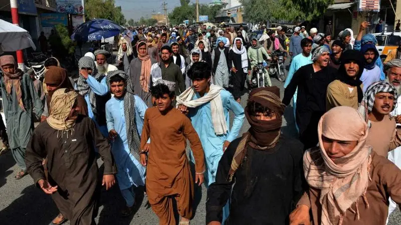 Ribuan warga Afghanistan melakukan aksi protes di Kandahar usai digusur oleh Taliban dari rumah mereka.