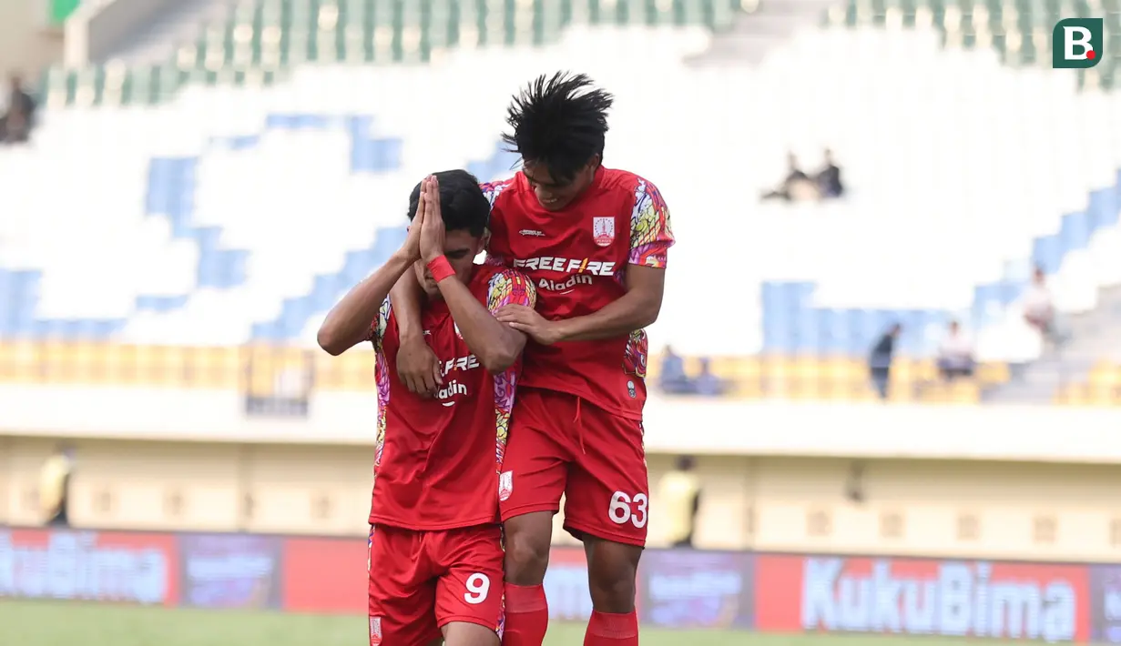 <p>Selebrasi pemain Persis Solo, Ramadhan Sananta (kiri) bersama rekannya, Ripal Wahyudi setelah mencetak gol kedua timnya ke gawang PSM Makassar pada laga matchday kedua Grup A Piala Presiden 2024 di Stadion Si Jalak Harupat, Soreang, Kabupaten Bandung, Senin (22/7/2024). (Bola.com/Abdul Aziz)</p>