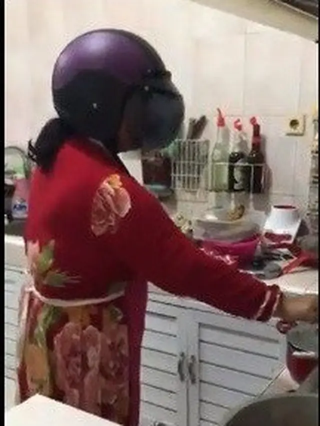6 Potret Emak-Emak Pakai Helm saat Masak Ini Kocak