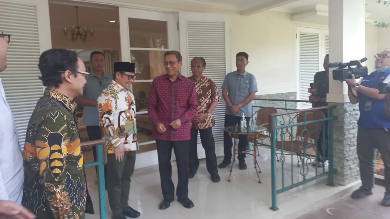 Ketua Umum Partai Kebangkitan Bangsa (PKB) Muhaimin Iskandar alias Cak Imin menyambangi mantan Wapres Boediono di kediamannya, Rabu (17/5/2023).
