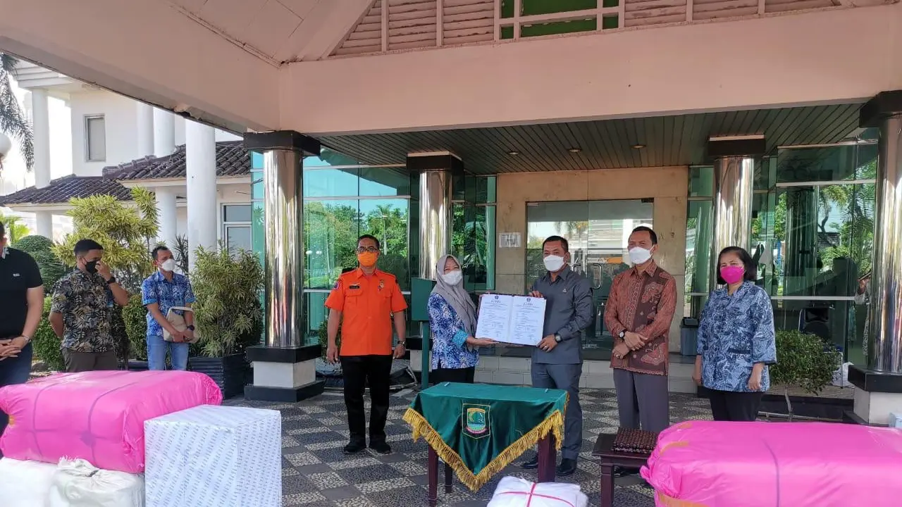 Peruri memberikan bantuan Alat Pelindung Diri (APD) Kesehatan berupa 200 pcs baju hazmat dan 500 liter hand-sanitizer