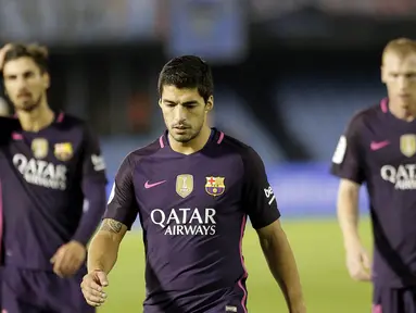 Penyerang Barcelona, Luis Suarez, dan rekan-rekannya tampak kecewa usai takluk dari Celta Vigo pada laga La Liga di Stadion Balaidos, Vigo, Minggu (2/10/2016). Barcelona kalah 3-4 dari Celta Vigo. (EPA/Lavandeira Jr)