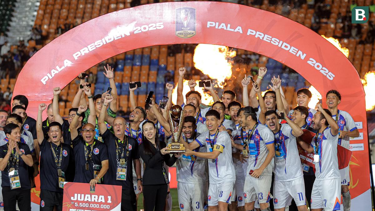 Foto: Momen Port FC Angkat Piala Presiden 2025 usai Menundukkan Oxford United