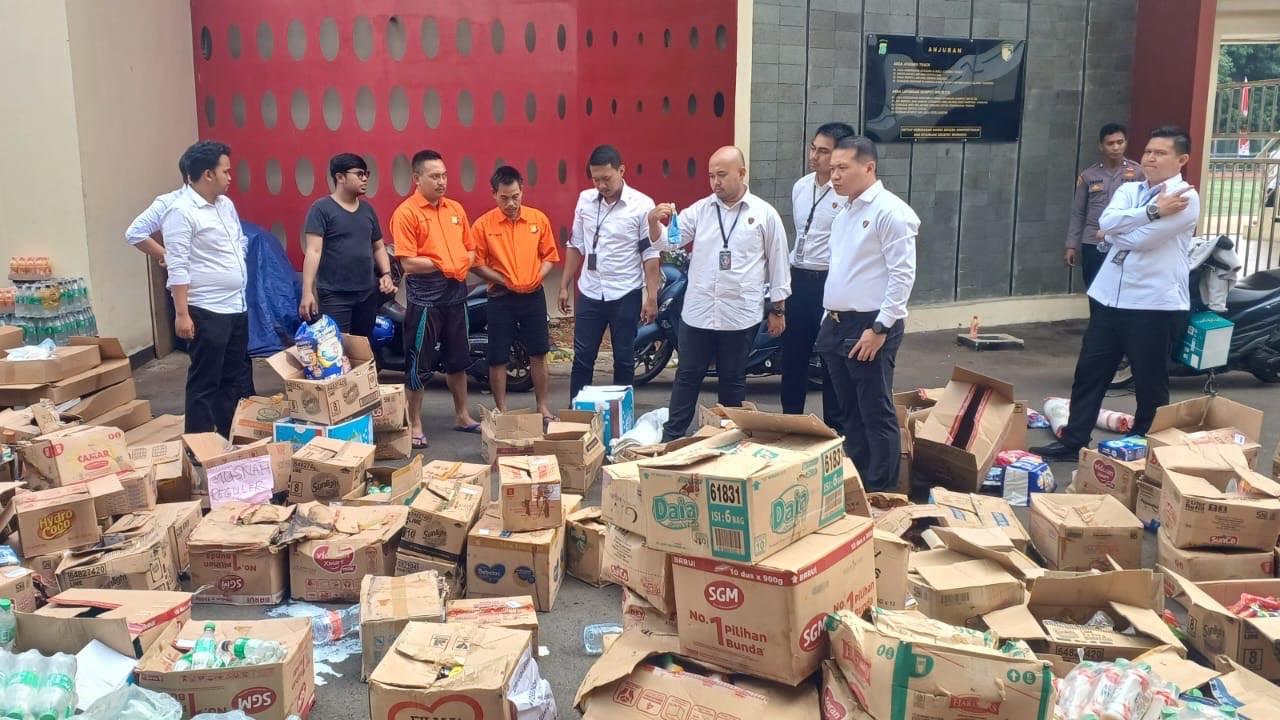 Akal Bulus Anggota Satpol PP Jual Produk Kedaluwarsa Minimarket, Hapus Tanggal Produksi untuk Diedarkan Ulang