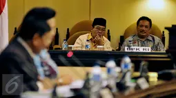 Ketua BPK Harry Azhar Aziz (kedua kanan) saat mengikuti Sidang Paripurna DPD, Jakarta, Rabu (7/10/2015). Sidang tersebut membahas penyampaian ikhtisar hasil pemeriksaan BPK RI. (Liputan6.com/Johan Tallo)