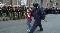 Polisi Rusia membubarkan aksi protes yang menentang perubahan kebijakan pensiun (AP/Roman Pimenov)