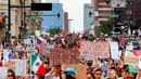 Para pengunjuk rasa berbaris menentang Penegakan Imigrasi dan Bea Cukai (ICE) pada 10 Juni 2025 di Denver, Colorado, Amerika Serikat. (Michael Ciaglo/Getty Images North America/Getty Images via AFP)
