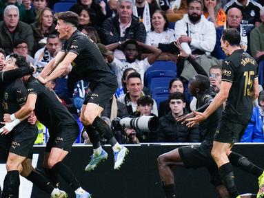 Pemain Valencia merayakan gol yang dicetak oleh Hugo Duro ke gawang Real Madrid pada laga pekan ke-30 La Liga di Stadion Santiago Bernabeu, Sabtu (5/4/2025). (AP Photo/Manu Fernandez)