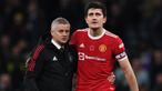 Harry Maguire (kanan) ditunjuk sebagai kapten Manchester United oleh pelatih Ole Gunnar Solskjaer menggantikan Ashley Young yang hengkang pada musim lalu. Namun, Posisinya perlu dipertanyakan lagi usai beberapa penampilan minor MU di musim ini. Berikut ulasannya. (AFP/Glyn Kirk)