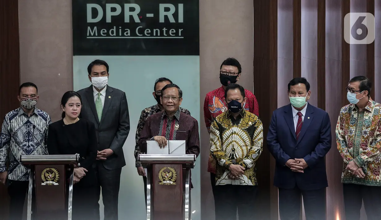 Menko Polhukam Mahfud MD bersama Ketua DPR Puan Maharani memberikan keterangan kepada wartawan di Kompleks Parlemen, Jakarta, Kamis (16/7/2020). Pemerintah menyerahkan surat presiden dan daftar inventaris masalah RUU Badan Pembina Ideologi Pancasila (BPIP). (Liputan6.com/Johan Tallo)