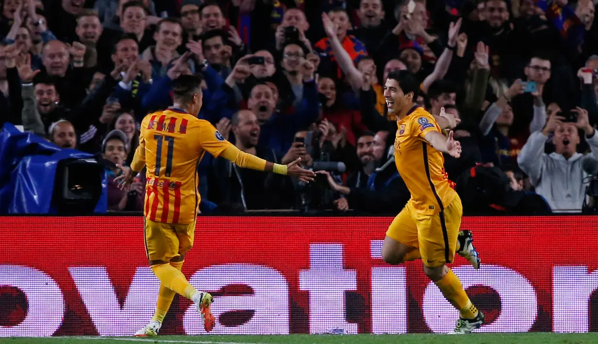 Penyerang Barcelona, Luis Suarez melakukan selebrasi bersama Neymar usai mencetak gol kegawang Atletico Madrid di  perempat final Liga Champions di Camp Nou, Spanyol (6/4). Barcelona menang atas Atletico Madrid dengan skor 2-1. (Reuters/Sergio Perez) 