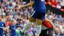 Pemain Chelsea,  Alvaro Morata menyundul bola untuk mencetak gol ke gawang Southampton pada laga semifinal Piala FA di Stadion Wembley, London, Minggu (22/4). Chelsea lolos final Piala FA setelah menang 2-0 atas Southampton. (AP/Frank Augstein)