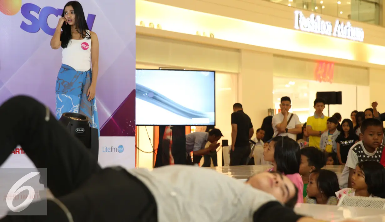 Aliando Syarief saat beradu akting dengan salah satu kontestan Miss Celebrity di Kota Kasablanka, Jakarta, Minggu (11/10/2015). Aliando akan beradu akting dengan para kontestan Miss Celebrity 2015. (Liputan6.com/Faizal Fanani)