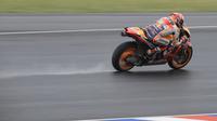 Aksi pembalap Repsol Honda, Marc Marquez pada MotoGP Argentina 2018 di Sirkuit Autodromo Termas de Rio Hondo. (Juan Mabromata / AFP)