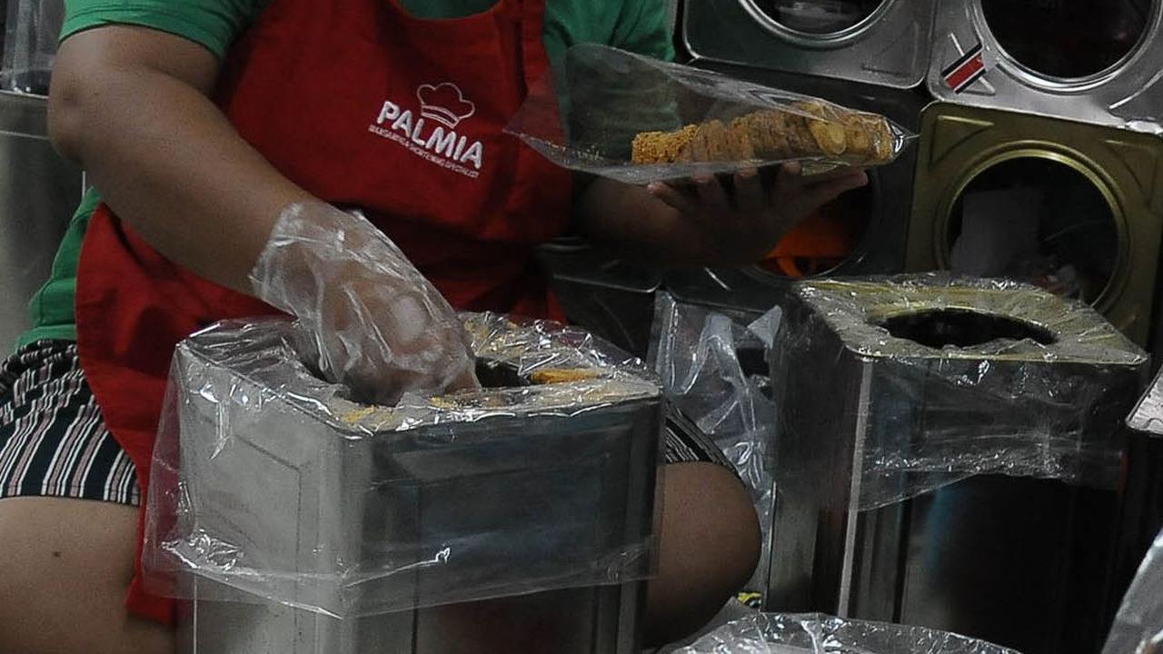 Berdiri sejak tahun 1950-an, Toko Roti Gelora menjadi salah satu toko butter cookies dan roti tertua di Jakarta.