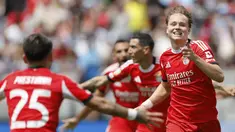 Pemain Benfica merayakan gol yang dicetak oleh Andreas Schjelderup dalam laga lanjutan Grup C Piala Dunia Antarklub 2025 melawan Bayern Munchen di Bank of America Stadium, Charlotte, Amerika Serikat, Rabu (25/06/2025) WIB. (AP Photo/Nell Redmond)