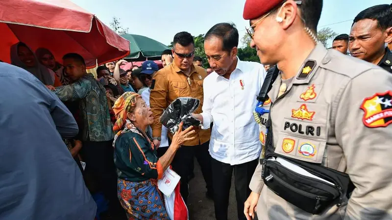 Presiden Joko Widodo saat menyapa masyarakat di Pasar Sentral Kota Bumi, Lampung Utara, Lampung.  Foto : (Istimewa).