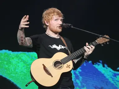 Ed Sheeran saat tampil menghibur penggemar dalam konser Divide World Tour 2019 di Stadion Utama Gelora Bung Karno, Jakarta Pusat (3/5/2019). Ed Sheeran membuka konser dengan lagu "Castle On The Hills". (Fimela.com/Bambang E. Ros)