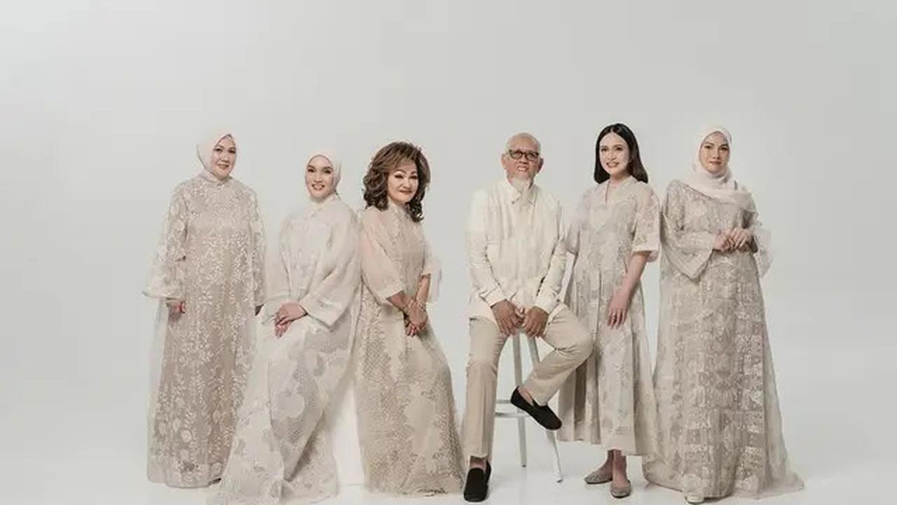 6 Pemotretan Shandy Aulia Bersama Keluarga Besar Muslim, Rukun di Tengah Perbedaan