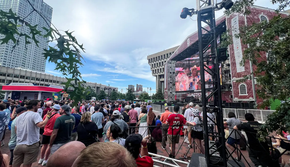 Suasana FIFA Fan Festival Boston di City Hall Plaza, Boston, AS, dipadati ribuan pengunjung yang menikmati pertandingan Inggris melawan Kroasia pada Piala Dunia 2026, Rabu (17/6/2026). (KLY Sports/Hery Kurniawan/Adv/Powerade)