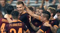 Penyerang AS Roma, Edin Dzeko (tengah) melakukan selebrasi usai mencetak gol ke gawang Juventus pada pertandingan liga serie A di Olimpico Roma, Italia (31/8/2015).  AS Roma menang atas Juventus dengan skor 2-1. (REUTERS/Alberto Lingria)