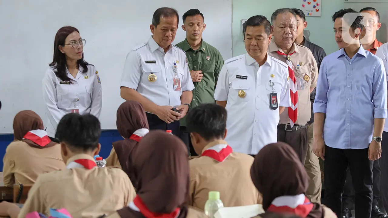 Wapres Gibran Rakabuming Raka Tinjau Langsung Uji Coba Program Makan Bergizi Gratis di SMPN 270 Jakarta