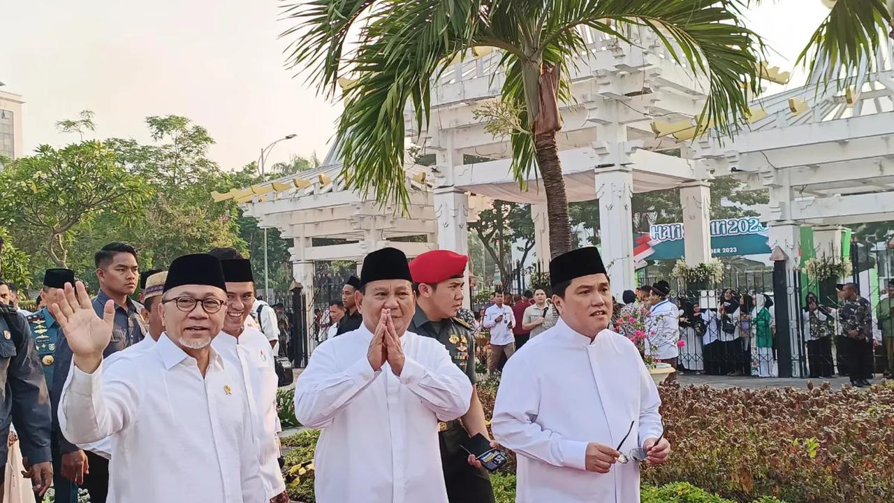 "Cocok enggak?" tanya Zulhas, sambil menunjuk Prabowo dan Erick.&nbsp;<br>