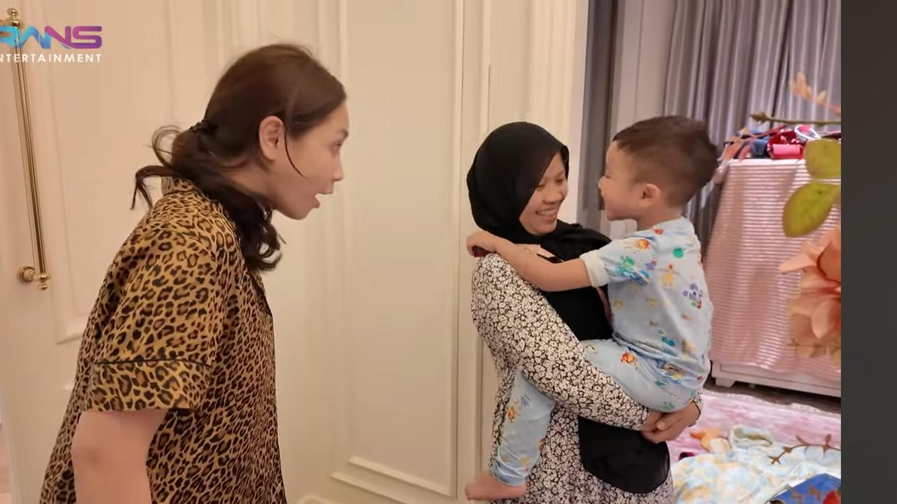 Nagita Slavina Ngotot Minta Didoakan Sus Rini yang Baru Pulang Umrah, Celetukan Pengasuh Rayyanza Bikin Melongo