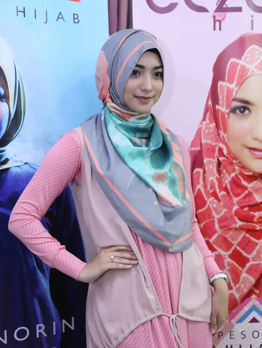 "Kalau Allah kasih hidayahnya dekat-dekat ini yah aku enggak mau menolak," kata Aktris Sinetron Terpuji, Festival Film Bandung 2013 ini. (Nurwahyunan/Bintang.com)