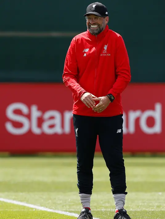 Manajer Liverpool Juergen Klopp tertawa saat memimpin latihan anak asuhnya jelang laga final Liga Champions 2019 di Liverpool, Inggris, Selasa (28/5/2019). Liverpool akan menghadapi Tottenham Hotspurs dalam final Liga Champions di Estadio Wanda Metropolitano, 2 Juni 2019. (Reuters/Craig Brough)