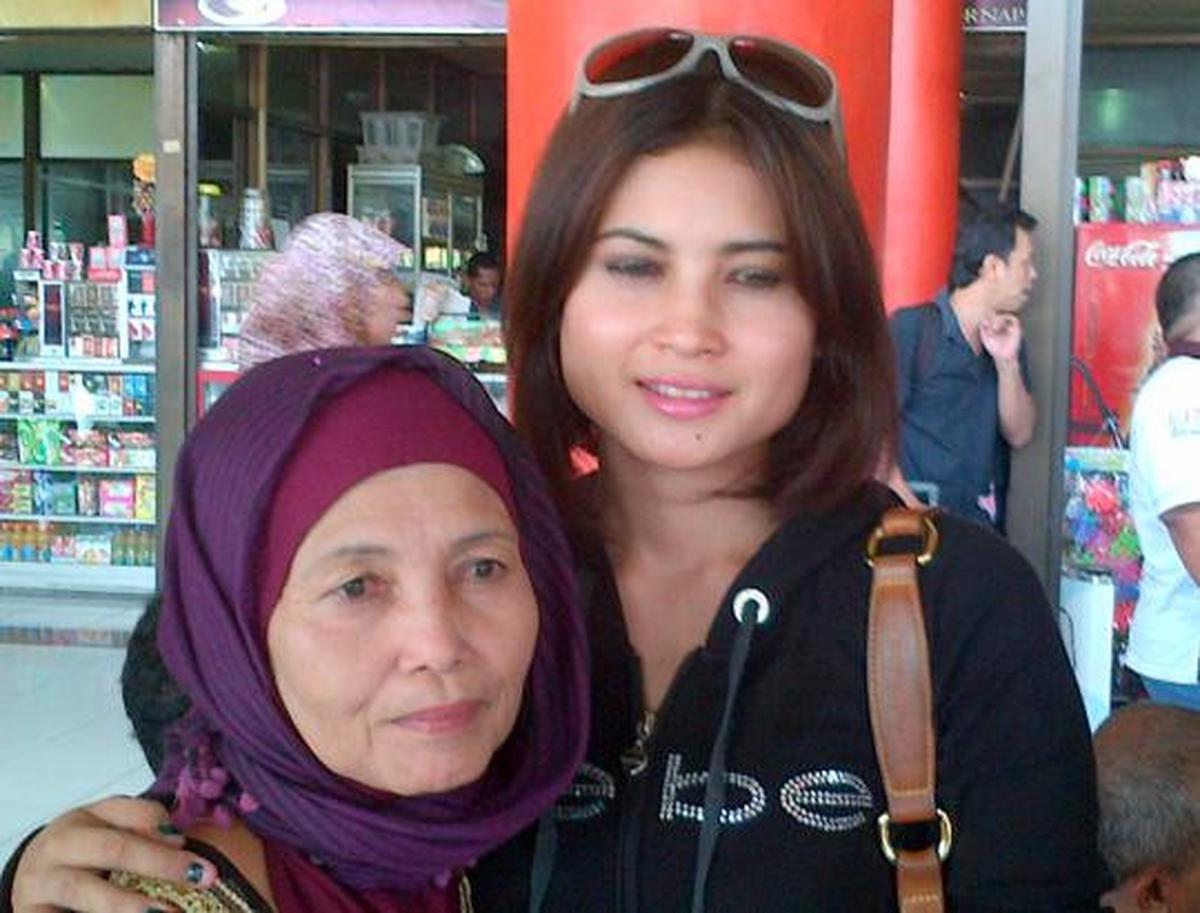 Pulang kampung, Novi diserbu warga yang ingin foto bareng