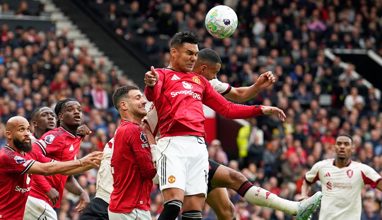 Laga berjalan lebih seru setelahnya. Kedua tim sama-sama punya peluang mencetak gol ketiga. MU yang mendapatkannya. Kobbie Mainoo memastikan kemenangan MU dengan skor 3-2 lewat sepakan kerasnya pada menit ke-77. (AP Photo/Dave Thompson)