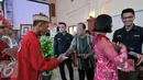 Pemimpin Redaksi SCTV, Indosiar dan Liputan6.com, Mohamad Teguh memberikan video dukumentasi kepada anggota Paskibraka 2016 saat penutupan diklat nasional Paskibraka 2016, Cibubur, Jakarta, Rabu (24/8). (Liputan6.com/Yoppy Renato)