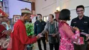 Pemimpin Redaksi SCTV, Indosiar dan Liputan6.com, Mohamad Teguh memberikan video dukumentasi kepada anggota Paskibraka 2016 saat penutupan diklat nasional Paskibraka 2016, Cibubur, Jakarta, Rabu (24/8). (Liputan6.com/Yoppy Renato)