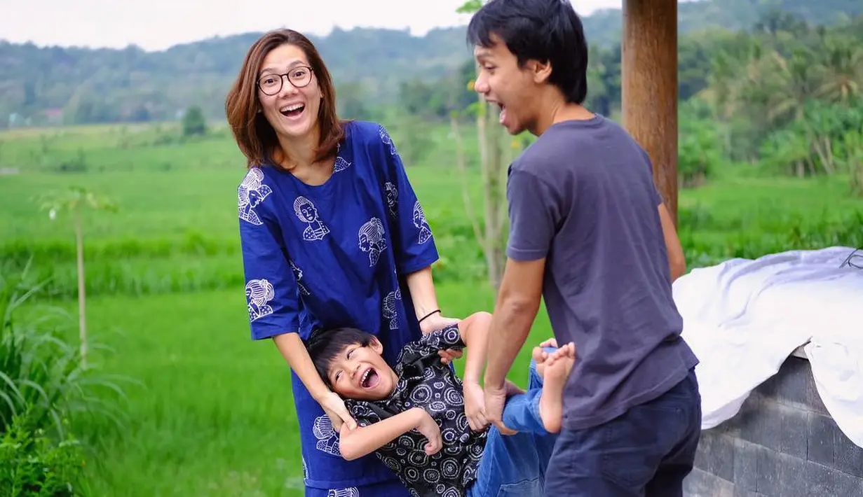 Potret kebahagiaan saat bercanda dengan sang buah hati, Pitu. "Byuurrrrr 😜💙💦," tulis sarahcandra yang selain menjalankan tugasnya sebagai seorang ibu juga menjalankan bisnis kuliner.  (Instagram/sarahcandra)