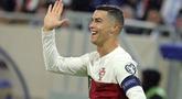 Pemain Portugal, Cristiano Ronaldo, melakukan selebrasi usai mencetak gol ke gawang Luksemburg pada matchday kedua Grup J Kualifikasi Euro 2024 di Stadion Stade de Luxembourg, Senin (27/3/2023).  Pada pertandingan tersebut, CR7 mencetak dua gol dan membantu Portugal membantai Luksemburg.  (Foto AP/Olivier Matthys)