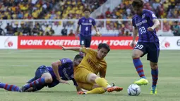 Gelandang Lee Yoo Jun asal  Bhayangkara FC berusaha memenangkan bola dari para pemain FC Tokyo dalam laga persahabatan di Stadion Utama Gelora Bung Karno, Senayan Jakarta pada Sabtu (27/1/2018).  (Bola.com/Peksi Cahyo)