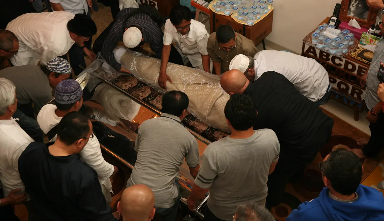 Aktor, politisi, sutradara dan presenter Sys Ns meninggal dunia dalam usia 61 tahun. Suami Shanty Widhiyanti itu meninggal dunia Selasa, 23 Januari 2018 diduga akibat serangan jantung. (Nurwahyunan/Bintang.com)