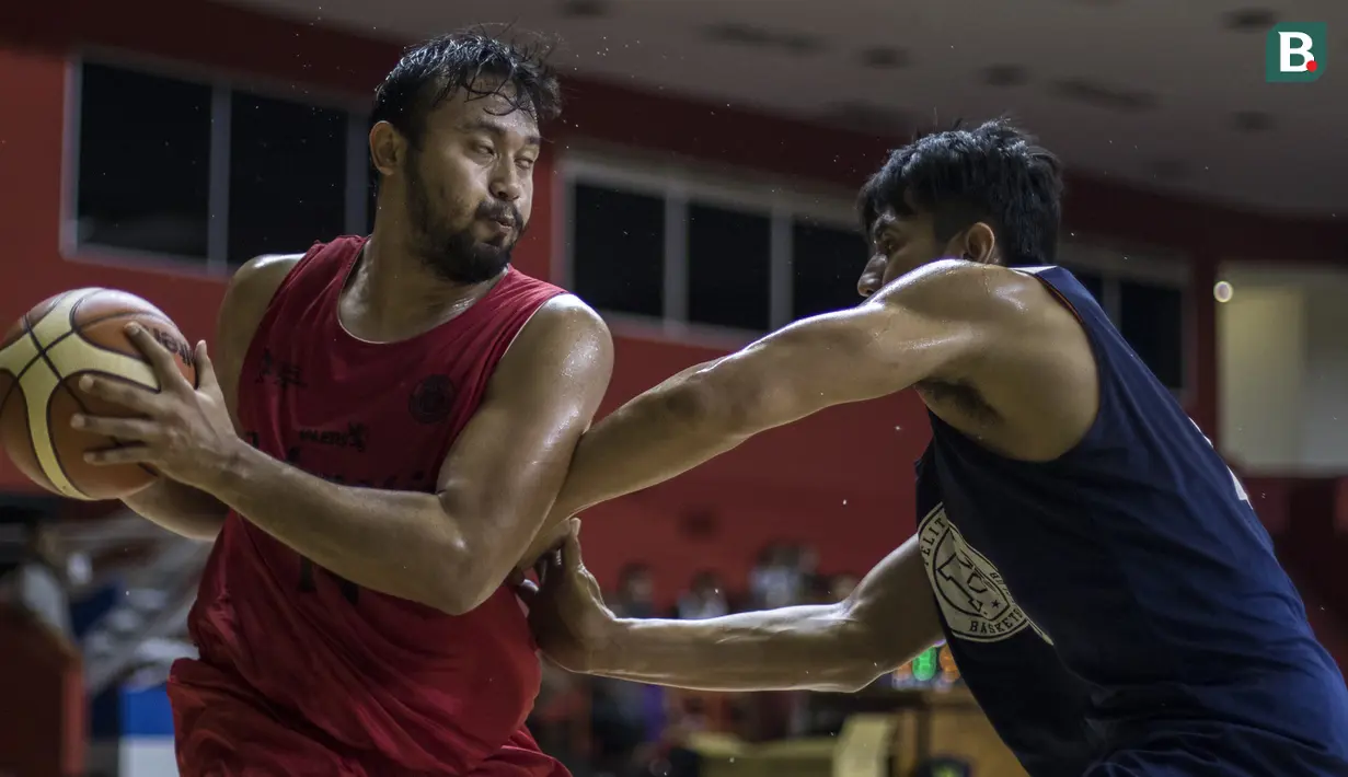 Pebasket Indonesia, Adhi Pratama, berusaha mengamankan bola saat ujicoba melawan Satria Muda dan Pelita Jaya di GOR Soemantri, Jakarta, Selasa (7/8/2018). Indonesia menang 113-75 atas SM dan PJ. (Bola.com/Vitalis Yogi Trisna)