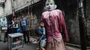 Beberapa tahun terakhir nilai sakral dari salah satu ikon budaya Betawi itu berubah karena ada yang menggunakannya untuk mencari nafkah dengan mengamen di jalan-jalan atau dari rumah ke rumah. (Yasuyoshi CHIBA/AFP)