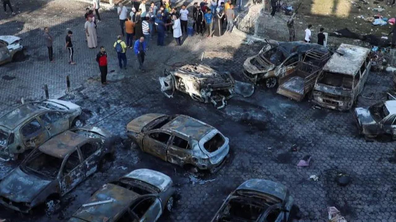 Kini area rumah sakit tersebut terlihat berantakan dengan mobil-mobil yang hangus terbakar.