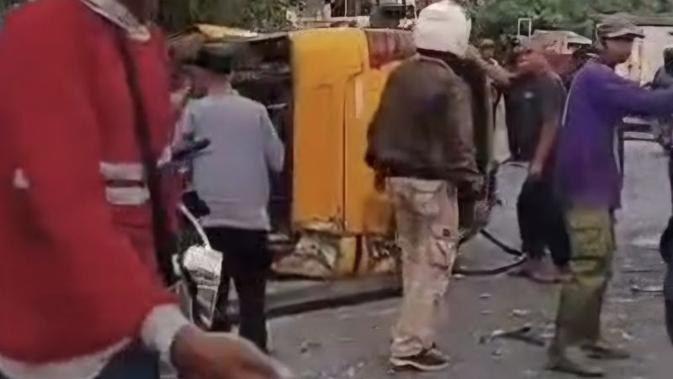 Angkot Berisi Pelajar Ditabrak Truk di Cimahi, Hantaman Keras sampai Mobil Terguling