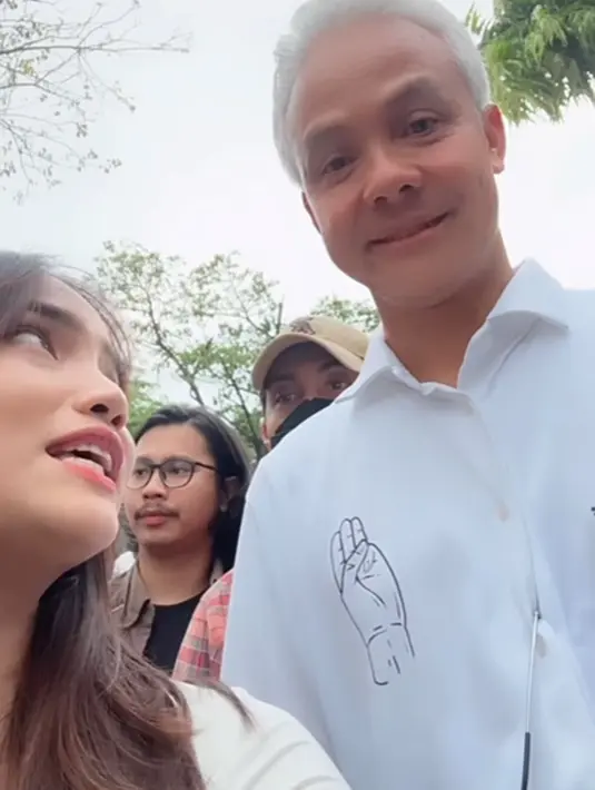 Masih ingat video di mana Fuji berinteraksi dengan Ganjar Pranowo? Di sini, gaya sederhana Fuji mengenakan atasan lengan panjang berwarna putih dipuji sederhana, namun cantik. [Foto: Instagram/fuji_an]
