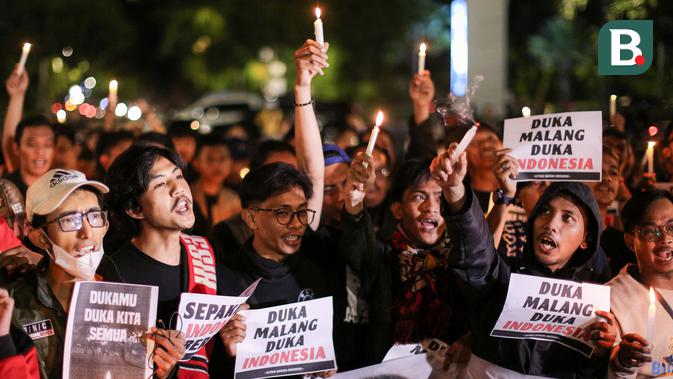 berduka untuk tragedi kanjuruhan, suporter indonesia gelar tabur bunga dan menyalakan lilin di sugbk
