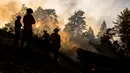 Kebakaran dipicu oleh hantaman gelombang panas dan kencangnya hembusan angin. (ETIENNE LAURENT/AFP)