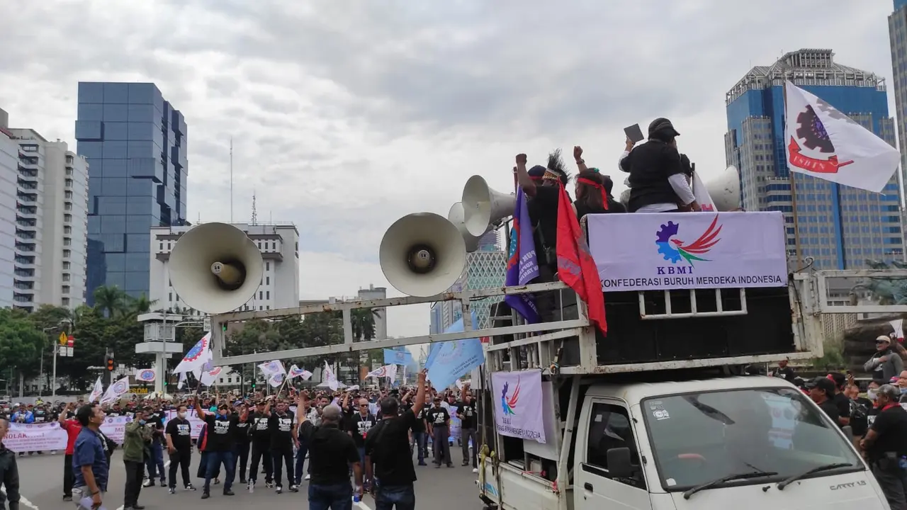 Aliansi Nasional Serikat Pekerja atau Serikat Buruh (SP/SB) Tenaga Kerja Bongkar Muat (TKBM) Pelabuhan menggelar unjuk rasa di kawasan Patung Kuda, Monas, Jakarta Pusat, Kamis (8/12/2022) (Istimewa)